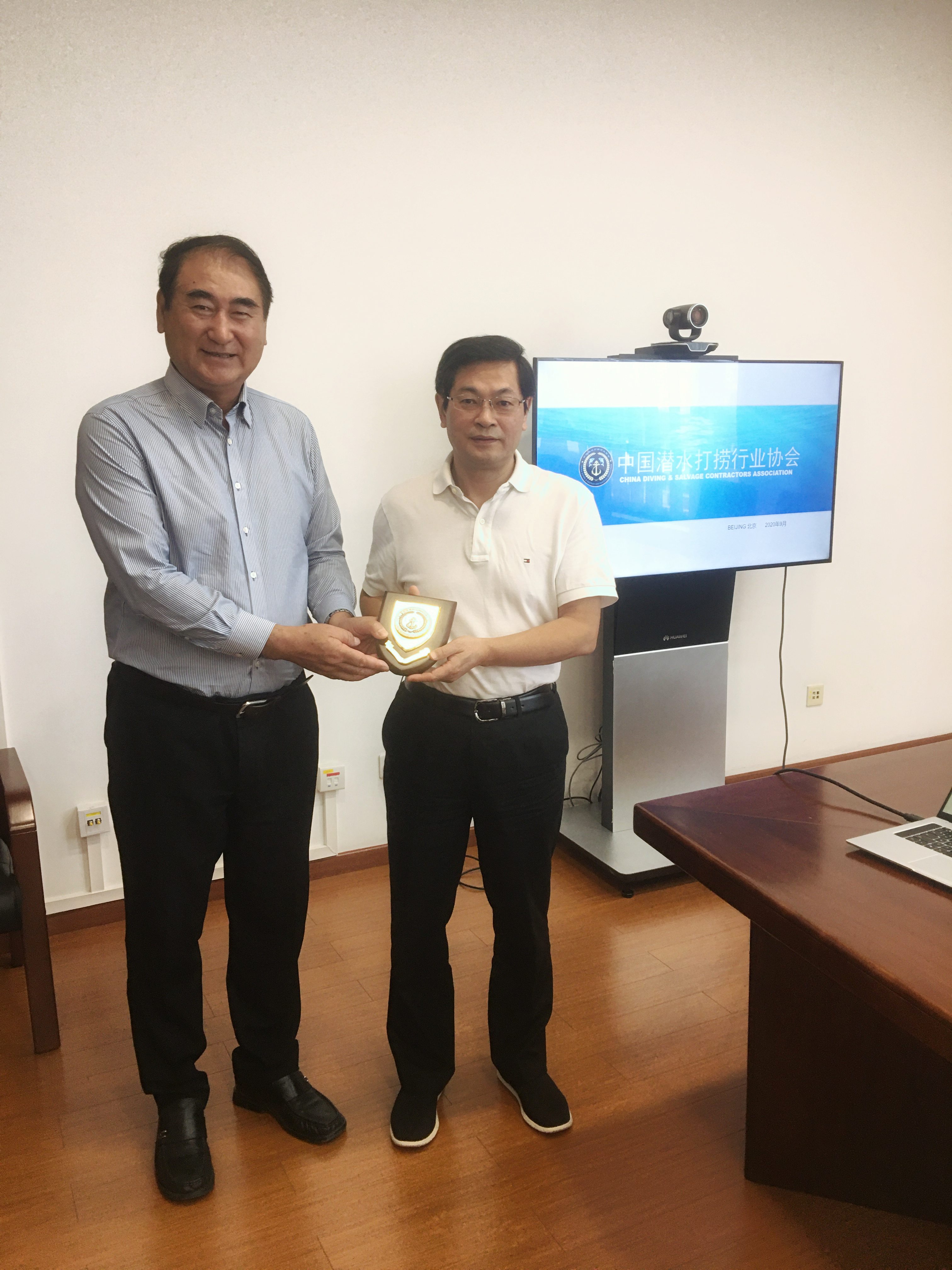 豪门国际app下载地址宋家慧理事长一行拜访应急管理部，宋家慧理事长和孙华山副部长合影_副本.jpg
