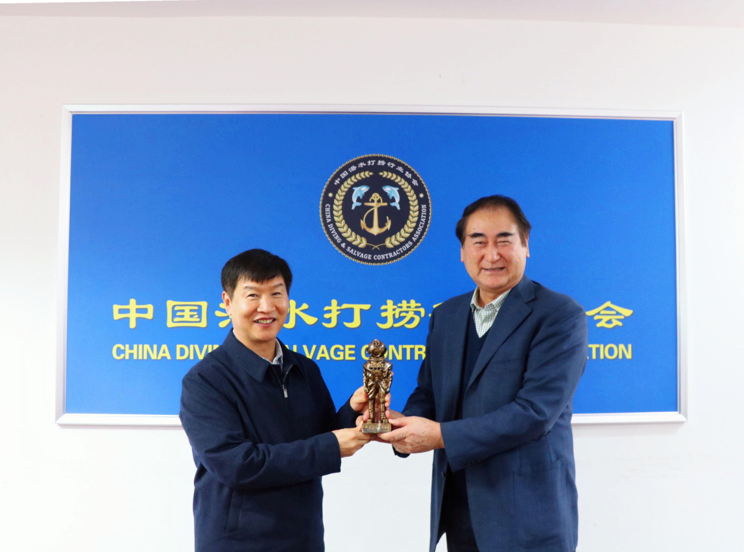 宋家慧理事长向刘小明副部长赠送潜水人雕像留念.jpg