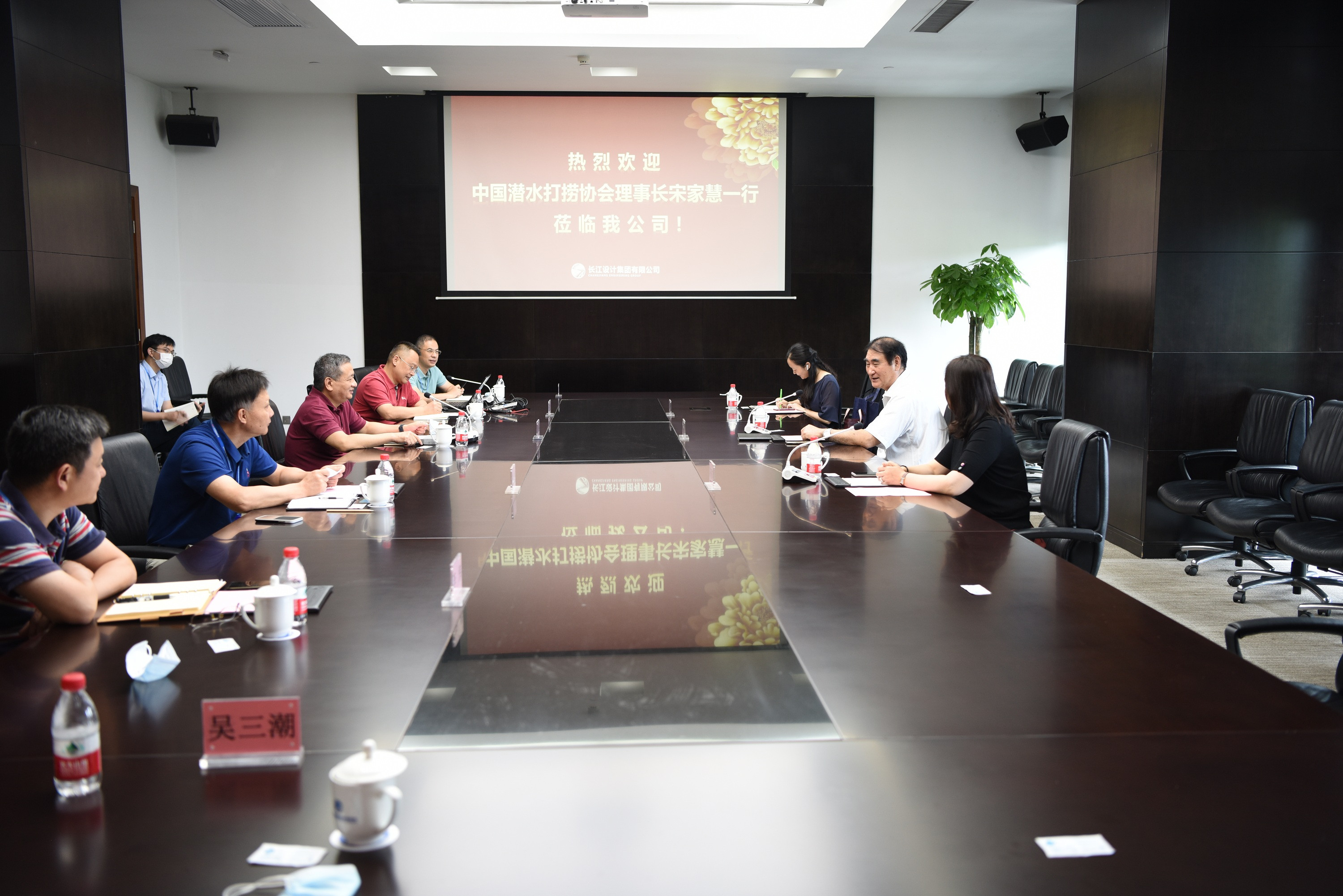 座谈会.jpg